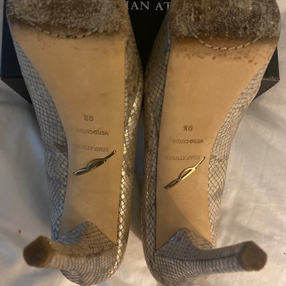 B Brian Atwood Babola Platform Silver Beige Snakeskin Pump 9.5 10 - Picture 3 of 6